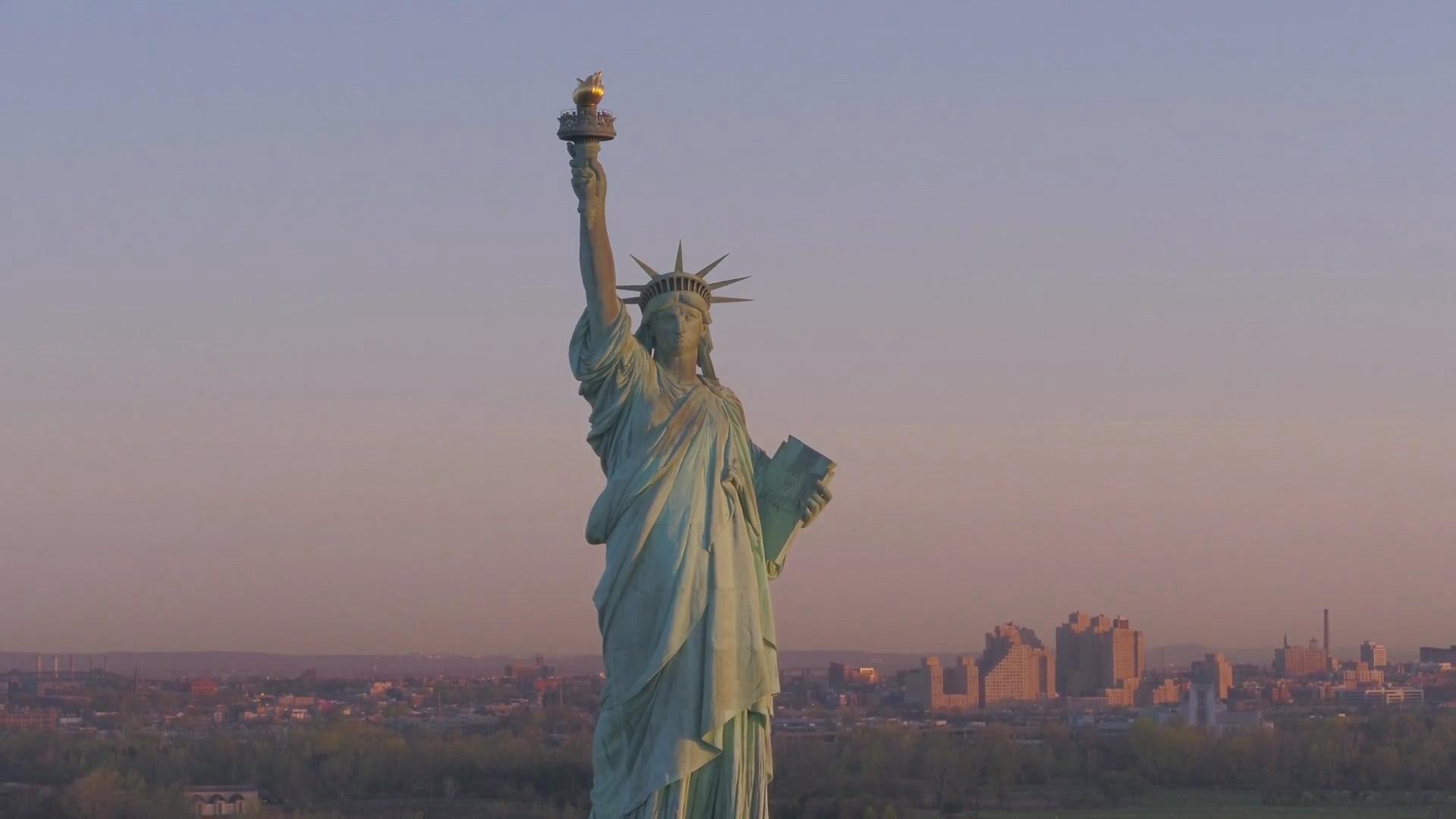 Nữ Thần Tự Do: Mẹ Của Những Người Tha Hương